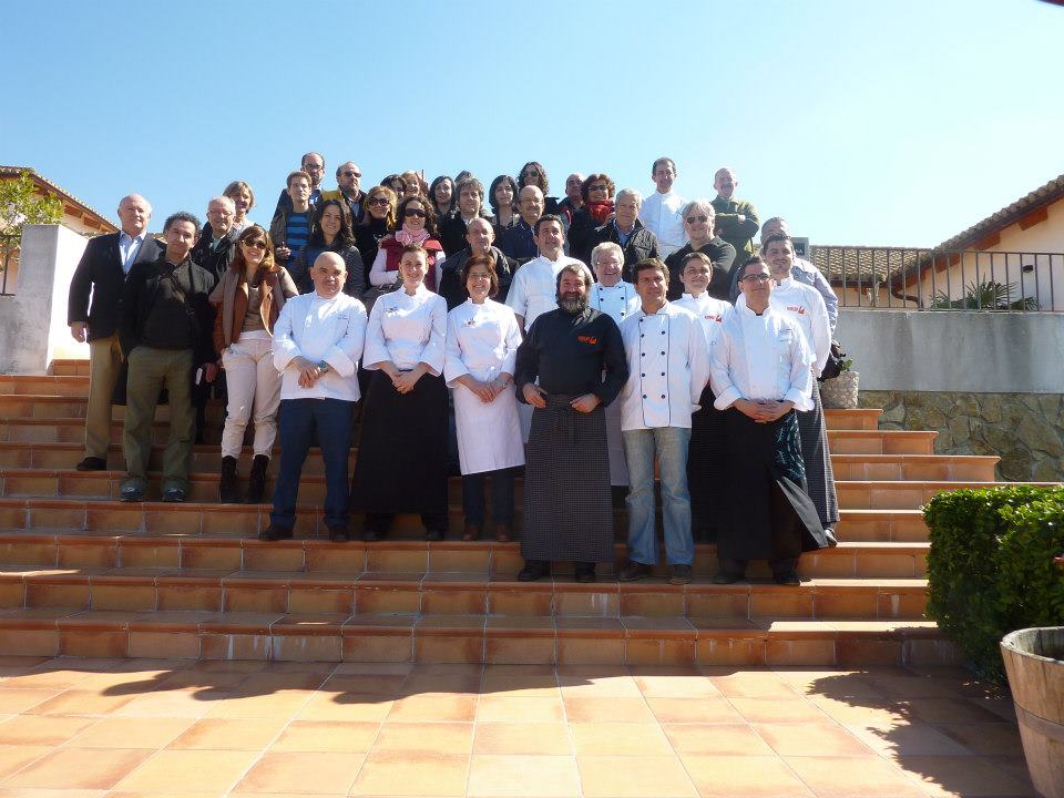 En Huerta de Albalá, Taberner rodeado de la prensa y los chefs.