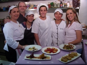 Pedro_junto_a_su_mujer_Ana_M_y_el_equipo_de_cocina