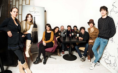 Los_actores_que_participan_en_Microteatro_por_Dinero_maridado_por_Ramon_Bilbao_con_motivo_de_GastroFestival_2013