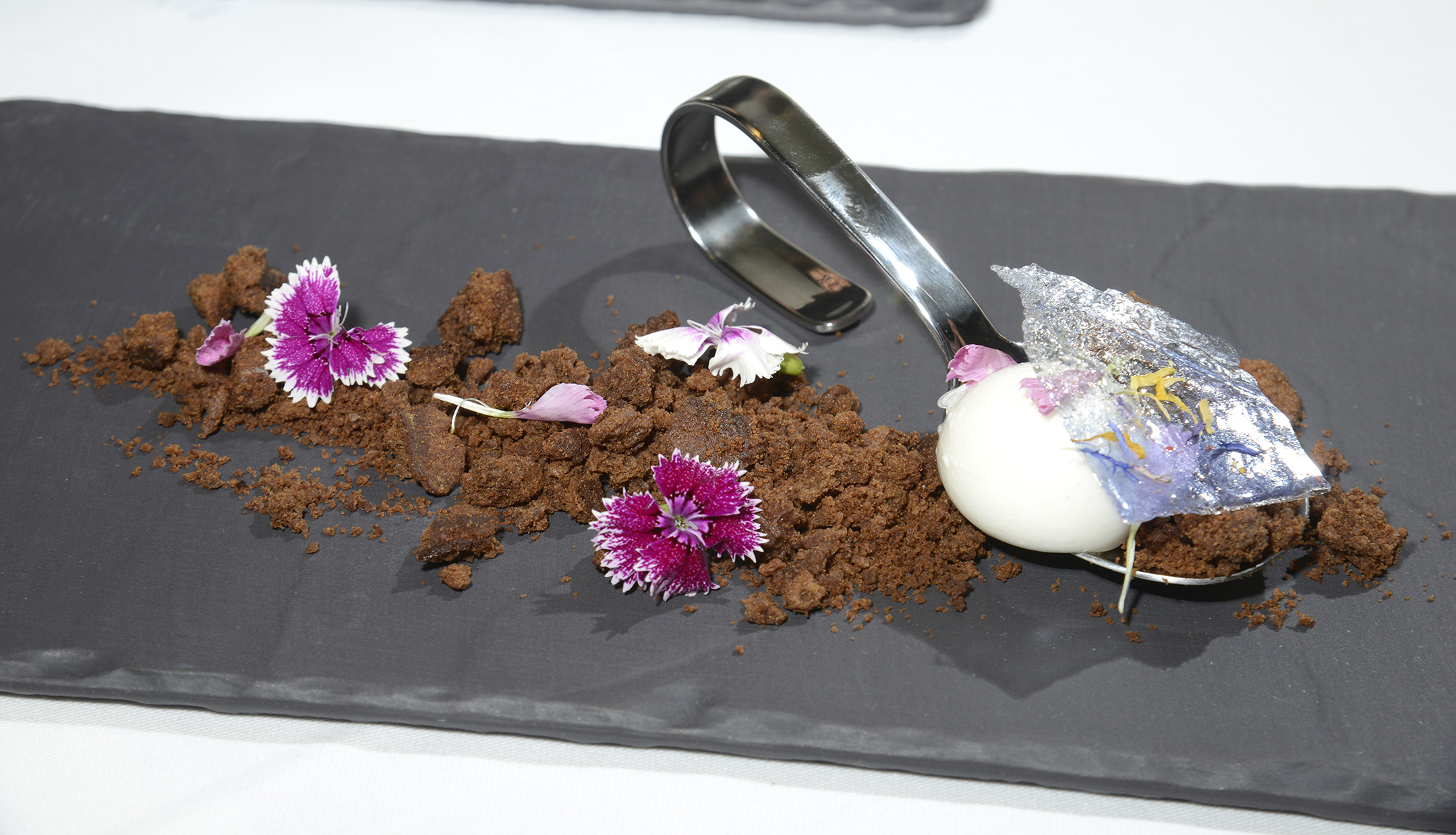 Esferificación de Torta del Casar con obulato y tierra de chocolate (Casa Fonzo)