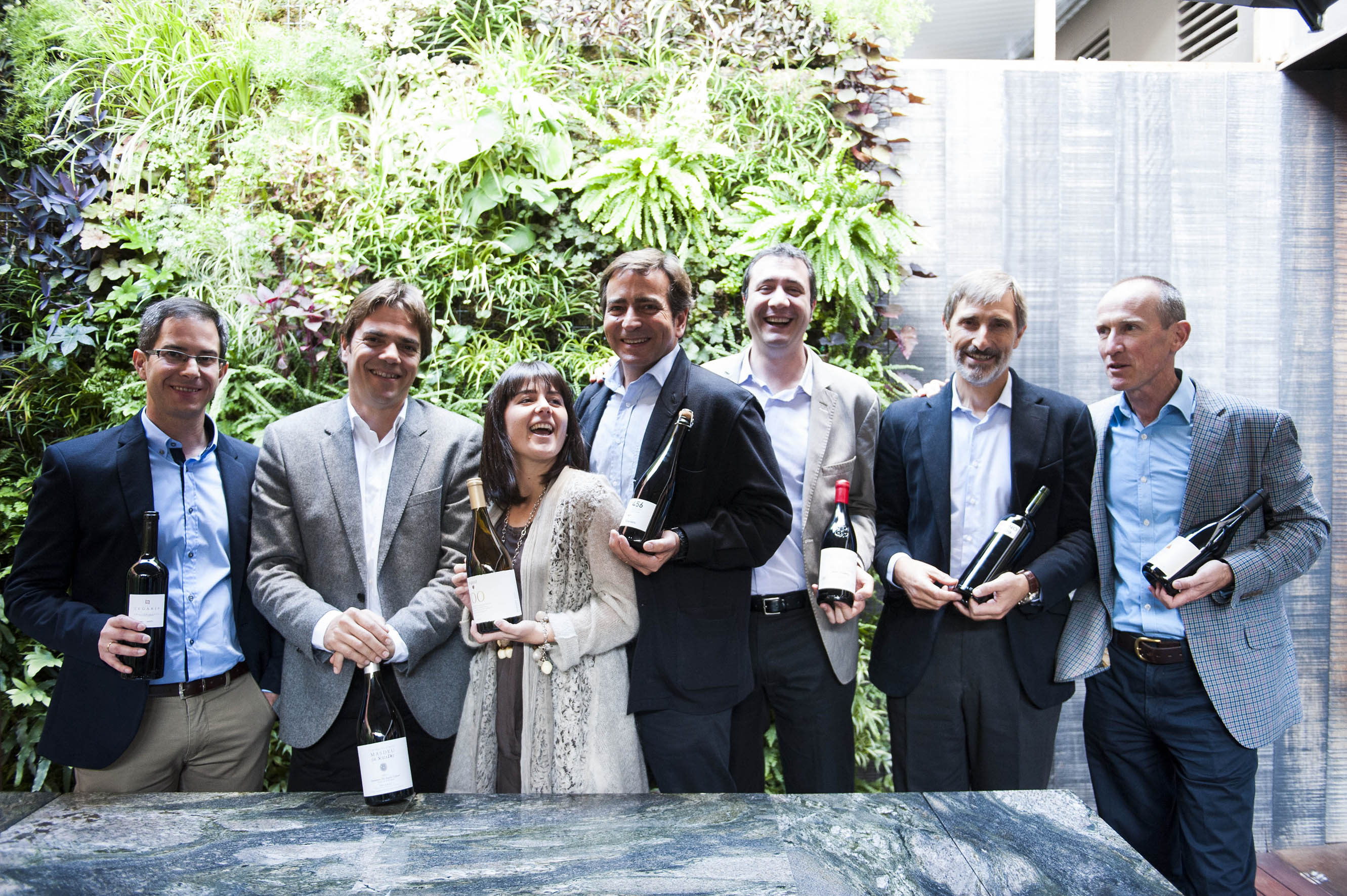 Los enólogos artífices de los vinos españoles junto a Pagés y O`Connor, segundo y primero por la derecha.