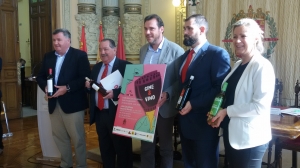 Momento de la firma del acuerdo Seminci-DD.OO. en el Ayuntamiento de Valladolid. 