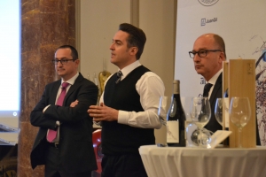 El compositor Martínez-Orts entre Ángel y Miguel Gil durante la presentación del Premio en Madrid.